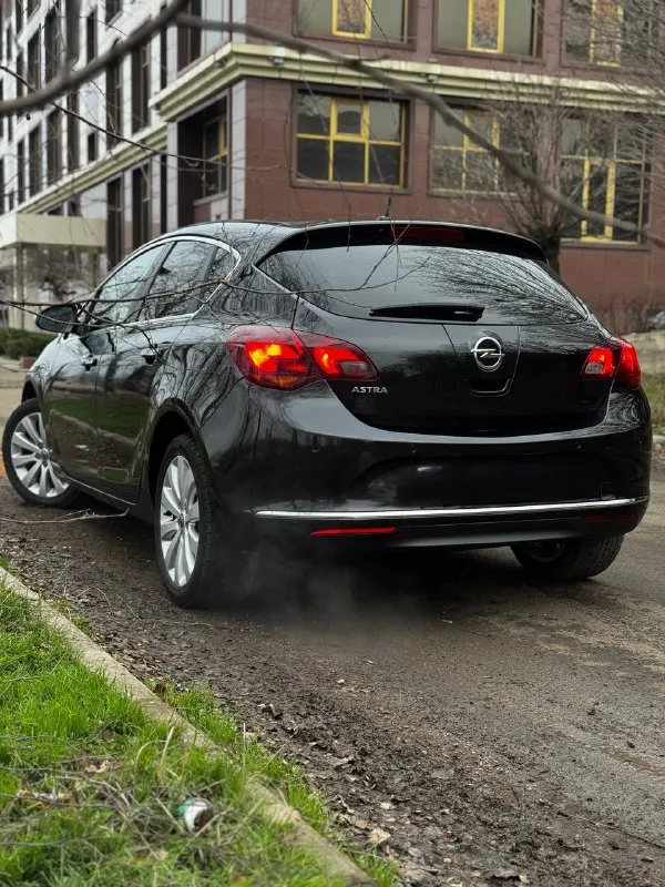 Opel astra j cosmo 1.6 at 2012 г. в авто в идеальном состоянии салон как в новом автомобиле одна владелеца 12 лет оригинальный пробег 140 т. км богатая комплектация подогревы сидений/руля/зеркал/форсунок омывателя двухзонный климат-контроль хорошая штатная музыка круиз-контроль комбинированный салон кожа/ткань электро ручник штатная амбиентная подсветка сделано то цена 870 т. рублей торг у капота звоните +79495082418 тг вотсап +79493811593 николай 📲 tg: @kloyastarlink 📞 звоните: +7(949)5082418 - фотография - 4