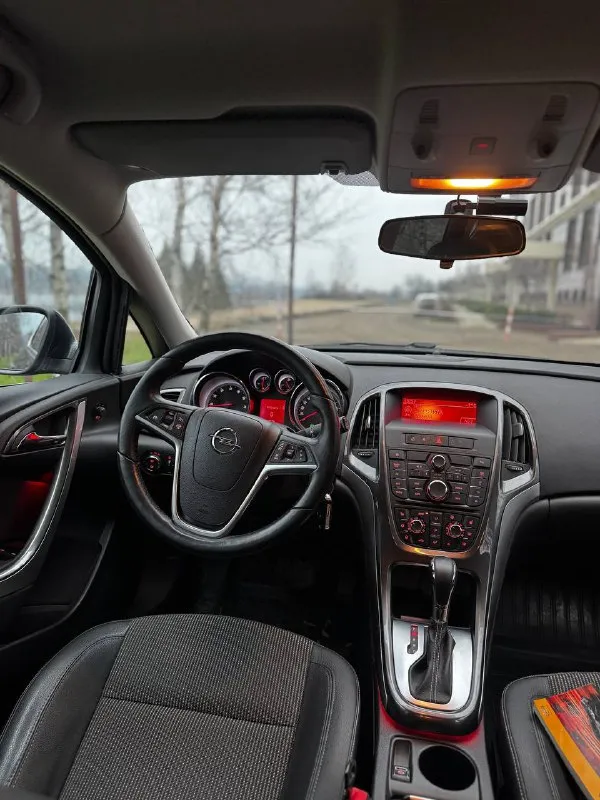 Opel astra j cosmo 1.6 at 2012 г. в авто в идеальном состоянии салон как в новом автомобиле одна владелеца 12 лет оригинальный пробег 140 т. км богатая комплектация подогревы сидений/руля/зеркал/форсунок омывателя двухзонный климат-контроль хорошая штатная музыка круиз-контроль комбинированный салон кожа/ткань электро ручник штатная амбиентная подсветка сделано то цена 870 т. рублей торг у капота звоните +79495082418 тг вотсап +79493811593 николай 📲 tg: @kloyastarlink 📞 звоните: +7(949)5082418 - фотография - 9