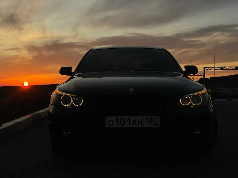 Продам личный автомобиль bmw e60 535i, 2007 год, рест. американка. n54b30 би-турбо 306 сил, пробег: 297 000км. комплектация: музыка logik7; м-руль (с лепестками); сиденья комфорт (ломайки); круиз контроль; люк; черный потолок; парктроник, активный стабилизатор; спорт коробка. люк работает во всех положениях, не течет. были заменены форсунки 12 ревизии; тнвд; стартер; помпа; передние тормозные диски с перфорацией; увеличенный интереулер; перебирались турбины летом есть все заказ наряды по ремонту. +7949 822 05 89 цена 1 270 000₽ торг 📞 звоните: +7(949)8220589 - фотография - 2