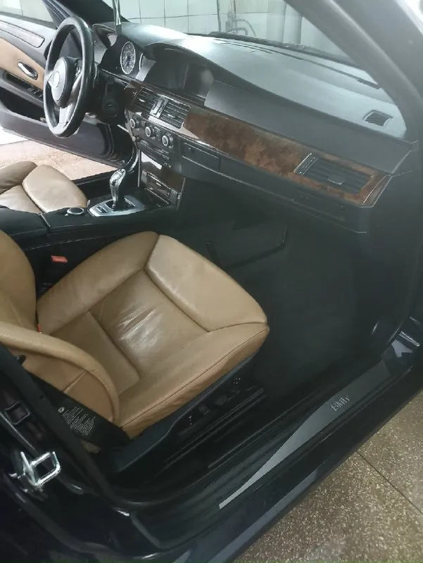 Продам личный автомобиль bmw e60 535i, 2007 год, рест. американка. n54b30 би-турбо 306 сил, пробег: 297 000км. комплектация: музыка logik7; м-руль (с лепестками); сиденья комфорт (ломайки); круиз контроль; люк; черный потолок; парктроник, активный стабилизатор; спорт коробка. люк работает во всех положениях, не течет. были заменены форсунки 12 ревизии; тнвд; стартер; помпа; передние тормозные диски с перфорацией; увеличенный интереулер; перебирались турбины летом есть все заказ наряды по ремонту. +7949 822 05 89 цена 1 270 000₽ торг 📞 звоните: +7(949)8220589 - фотография - 7