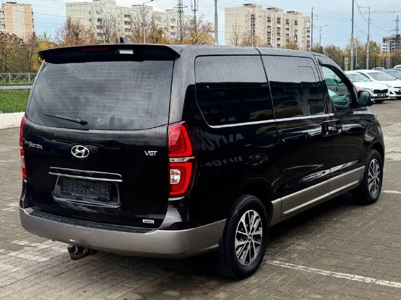 Продам hyundai starex 2018 г. двигатель: 2.5 дизель173 л. с. цена: 3.700.000 пробег: 110.000 я 2 владелец ﻿ полный привод﻿, коробка простой автомат. ﻿ подогревы сидений﻿﻿, кондиционер﻿﻿, мультируль, круиз-контроль, камера заднего вида с меняющимися полосами движения по траектории поворота руля, задние парктроники, бесключевой доступ﻿центральный замок, сигнализация, подушки безопасности (airbag), abs, esp, ﻿акустика, aux, bluetooth, usb, ﻿датчик света и датчик дождя, ﻿оптика линзованная, автомобиль очень комфортный, мягкий, торг уместен, ﻿﻿звоните:+79497141311 - фотография - 3