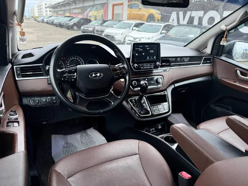 Продам hyundai starex 2018 г. двигатель: 2.5 дизель173 л. с. цена: 3.700.000 пробег: 110.000 я 2 владелец ﻿ полный привод﻿, коробка простой автомат. ﻿ подогревы сидений﻿﻿, кондиционер﻿﻿, мультируль, круиз-контроль, камера заднего вида с меняющимися полосами движения по траектории поворота руля, задние парктроники, бесключевой доступ﻿центральный замок, сигнализация, подушки безопасности (airbag), abs, esp, ﻿акустика, aux, bluetooth, usb, ﻿датчик света и датчик дождя, ﻿оптика линзованная, автомобиль очень комфортный, мягкий, торг уместен, ﻿﻿звоните:+79497141311 - фотография - 6