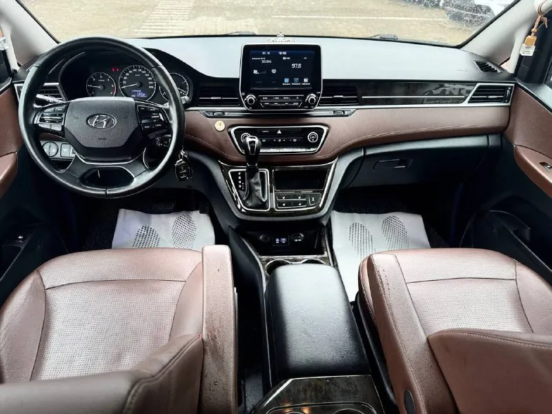 Продам hyundai starex 2018 г. двигатель: 2.5 дизель173 л. с. цена: 3.700.000 пробег: 110.000 я 2 владелец ﻿ полный привод﻿, коробка простой автомат. ﻿ подогревы сидений﻿﻿, кондиционер﻿﻿, мультируль, круиз-контроль, камера заднего вида с меняющимися полосами движения по траектории поворота руля, задние парктроники, бесключевой доступ﻿центральный замок, сигнализация, подушки безопасности (airbag), abs, esp, ﻿акустика, aux, bluetooth, usb, ﻿датчик света и датчик дождя, ﻿оптика линзованная, автомобиль очень комфортный, мягкий, торг уместен, ﻿﻿звоните:+79497141311 - фотография - 7