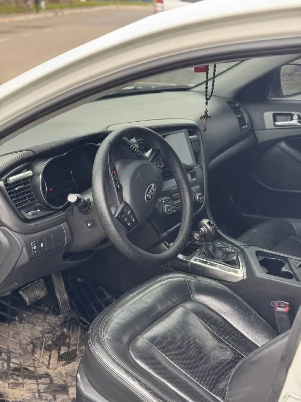 Цена 1.1 🍋 🎁
Продам kia k5 (optima) 10.2013 года выпуска. 🚘 автомобиль чистый кореец
🔥 ( Не америка❗️, не грузия❗️) авто без дтп, в такси не была.
Автомобиль в очень хорошем состоянии, полностью обслужен, вложений никаких не требует, обслуживалась всегда своевременно. 🚀
Двигатель атмосферный 2.0 бензин + гибрид, масло не расходует, от замены до замены, очень экономичное авто расход по городу 6,5л. Родной пробег 211.000 🧨 (родной). Коробка, ходовка никаких вопросов нет. Коробка-обычный гидротрансформатор без пинков, рывков, толчков и так далее. 🛞
Кузов в родной краске, есть два вторичных окраса.
Очень хорошая комплектация: 🎁
-Двойной климат контроль
-Кондиционер(заправлен летом 2024г)
-Полный электропривод сидений
-Подогрев сидений
-Вентиляция сидений
-Подогрев руля
-Без ключевой доступ
-Электро складывание зеркал+подогрев
-Кожаные сиденья с перфорацией
-Кожаный мультируль
-Круиз контроль
-Камера заднего вида.
-Подсветка ручек
+79495318485. - фотография - 5