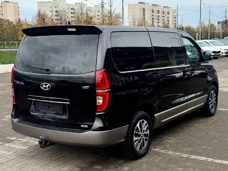 Продам hyundai starex 2018 г. двигатель: 2.5 дизель173 л. с. цена: 3.700.000 пробег: 110.000 я 2 владелец ﻿ полный привод﻿, коробка простой автомат. ﻿ подогревы сидений﻿﻿, кондиционер﻿﻿, мультируль, круиз-контроль, камера заднего вида с меняющимися полосами движения по траектории поворота руля, задние парктроники, бесключевой доступ﻿центральный замок, сигнализация, подушки безопасности (airbag), abs, esp, ﻿акустика, aux, bluetooth, usb, ﻿датчик света и датчик дождя, ﻿оптика линзованная, автомобиль очень комфортный, мягкий, торг уместен, ﻿﻿звоните:+79497141311 📞 звоните: +7(949)7141311 - фотография - 2