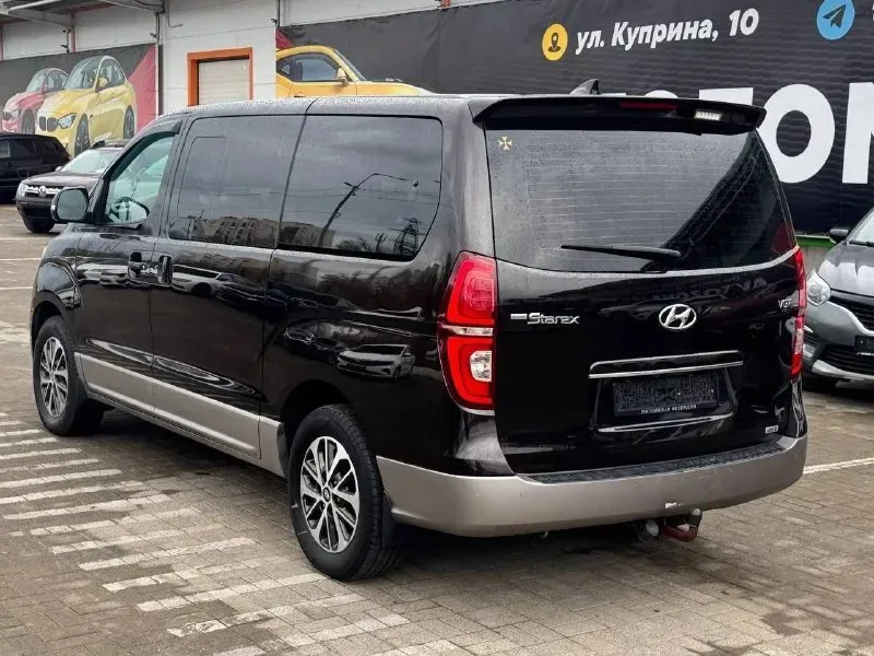 Продам hyundai starex 2018 г. двигатель: 2.5 дизель173 л. с. цена: 3.700.000 пробег: 110.000 я 2 владелец ﻿ полный привод﻿, коробка простой автомат. ﻿ подогревы сидений﻿﻿, кондиционер﻿﻿, мультируль, круиз-контроль, камера заднего вида с меняющимися полосами движения по траектории поворота руля, задние парктроники, бесключевой доступ﻿центральный замок, сигнализация, подушки безопасности (airbag), abs, esp, ﻿акустика, aux, bluetooth, usb, ﻿датчик света и датчик дождя, ﻿оптика линзованная, автомобиль очень комфортный, мягкий, торг уместен, ﻿﻿звоните:+79497141311 📞 звоните: +7(949)7141311 - фотография - 3