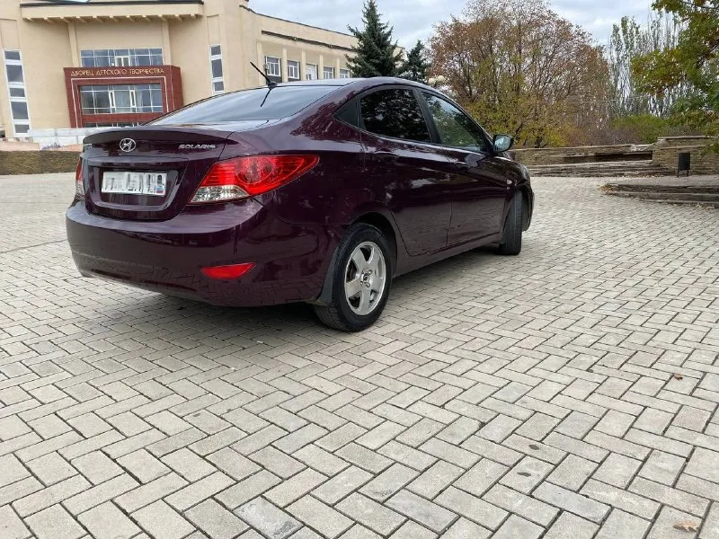 Продам семейную, надежную машинку hyundai солярис 2014год в максимальной комплектации мотор 1.6 коробка автомат, пробег 170 родной, цена 990₽ состояние идеальное, обслужена вся, не бита не крашена, делать ни чего не надо вся обслужена до мелочей, подогревы всего, сидений, руля стекол, сигнализация, кондиционер, стеклоподъемники, на авто работает все, ходовая как мячик не стучит не скрепит, замена масла в рулевой рейке, цепь поменяна, мотор работает идеально, тихо без посторонних звуков, коробка переключает отлично, все вопросы по тел +79493489143 макеевка, торг 📞 звоните: +7(949)3489143 - фотография - 2