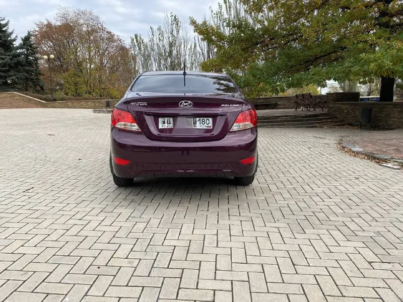 Продам семейную, надежную машинку hyundai солярис 2014год в максимальной комплектации мотор 1.6 коробка автомат, пробег 170 родной, цена 990₽ состояние идеальное, обслужена вся, не бита не крашена, делать ни чего не надо вся обслужена до мелочей, подогревы всего, сидений, руля стекол, сигнализация, кондиционер, стеклоподъемники, на авто работает все, ходовая как мячик не стучит не скрепит, замена масла в рулевой рейке, цепь поменяна, мотор работает идеально, тихо без посторонних звуков, коробка переключает отлично, все вопросы по тел +79493489143 макеевка, торг 📞 звоните: +7(949)3489143 - фотография - 3