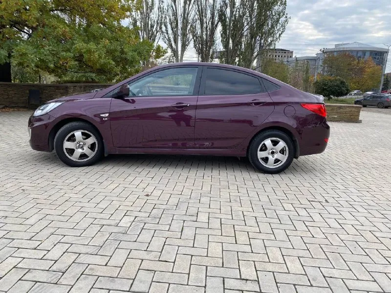 Продам семейную, надежную машинку hyundai солярис 2014год в максимальной комплектации мотор 1.6 коробка автомат, пробег 170 родной, цена 990₽ состояние идеальное, обслужена вся, не бита не крашена, делать ни чего не надо вся обслужена до мелочей, подогревы всего, сидений, руля стекол, сигнализация, кондиционер, стеклоподъемники, на авто работает все, ходовая как мячик не стучит не скрепит, замена масла в рулевой рейке, цепь поменяна, мотор работает идеально, тихо без посторонних звуков, коробка переключает отлично, все вопросы по тел +79493489143 макеевка, торг 📞 звоните: +7(949)3489143 - фотография - 5