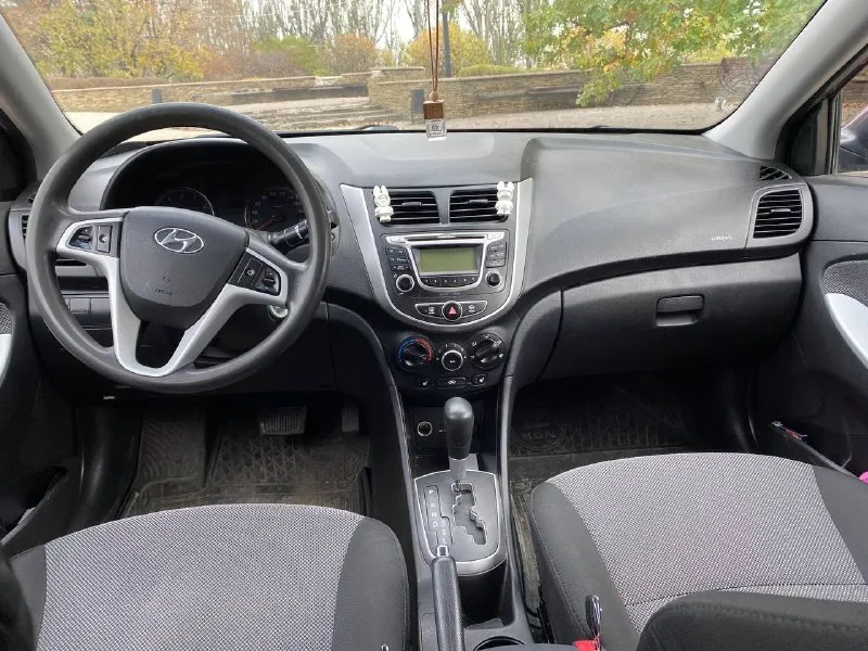 Продам семейную, надежную машинку hyundai солярис 2014год в максимальной комплектации мотор 1.6 коробка автомат, пробег 170 родной, цена 990₽ состояние идеальное, обслужена вся, не бита не крашена, делать ни чего не надо вся обслужена до мелочей, подогревы всего, сидений, руля стекол, сигнализация, кондиционер, стеклоподъемники, на авто работает все, ходовая как мячик не стучит не скрепит, замена масла в рулевой рейке, цепь поменяна, мотор работает идеально, тихо без посторонних звуков, коробка переключает отлично, все вопросы по тел +79493489143 макеевка, торг 📞 звоните: +7(949)3489143 - фотография - 6