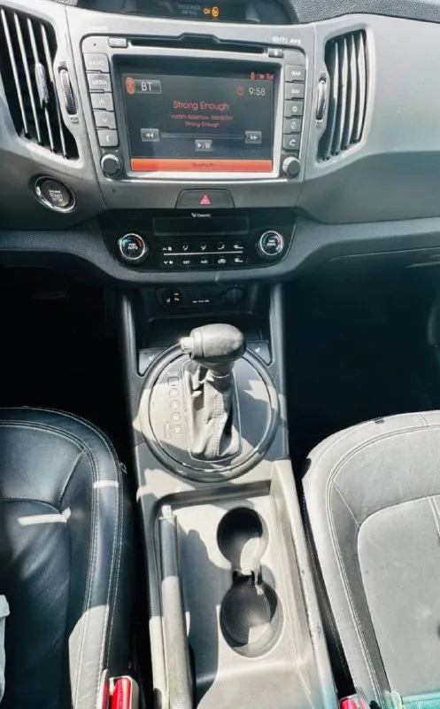 Продам свое авто kia sportage 2013 года, 181 000 км. ат 2.0, полный привод, комплектация максимальная- premium. обслуживается у официального дилера. авто в достойном состоянии. птс оригинал. два комплекта резины на дисках, лето r18, зима r17. цена 1.350.000. руб. территориально нахожусь в новороссийске. бываю в макеевке. +79892397094(месенжер) +79493089706 📲 tg: @irina_rudakova91 📞 звоните: +7(949)3089706 - фотография - 5