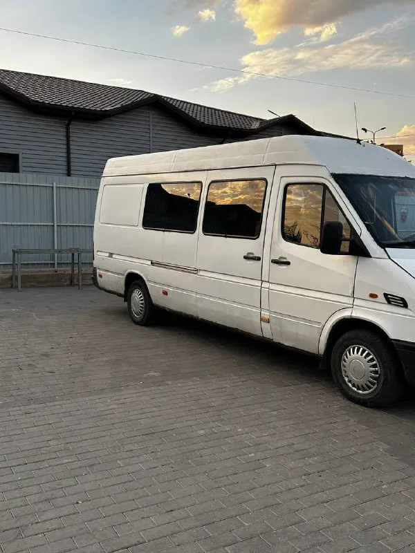 Продам отличный семейный автомобиль! mercedes sprinter 1998г, объем 2,9 дизель я являюсь собственником автомобиля! эксплуатировал бережно, все расходники менялись вовремя! состояние хорошое! двигатель шепчет! посторонних звуков нет! масло грамма не берет! коробка передач переключается как положено! без хрустов и вылетов! ходовая в норме! стуков скрипов и прочих посторонних звуков нету! по кузову все отлично! не ржавый не гнилой! в общем хороший хозяйский автомобиль! салончик очень опытный и ухоженный! документы чистые, переоформление без проблем! ценник: 550.000т/р торг имеется! тел: +7 (949) 730-86-27. тел: +7 (949) 730-86-35. 📲 tg: @herooo700 📞 звоните: +7(949)7308627 - фотография - 2