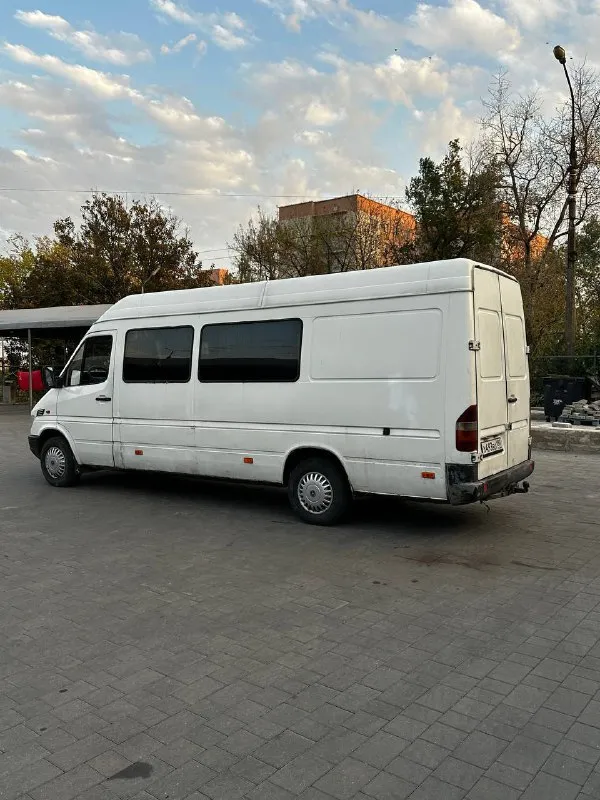 Продам отличный семейный автомобиль! mercedes sprinter 1998г, объем 2,9 дизель я являюсь собственником автомобиля! эксплуатировал бережно, все расходники менялись вовремя! состояние хорошое! двигатель шепчет! посторонних звуков нет! масло грамма не берет! коробка передач переключается как положено! без хрустов и вылетов! ходовая в норме! стуков скрипов и прочих посторонних звуков нету! по кузову все отлично! не ржавый не гнилой! в общем хороший хозяйский автомобиль! салончик очень опытный и ухоженный! документы чистые, переоформление без проблем! ценник: 550.000т/р торг имеется! тел: +7 (949) 730-86-27. тел: +7 (949) 730-86-35. 📲 tg: @herooo700 📞 звоните: +7(949)7308627 - фотография - 3