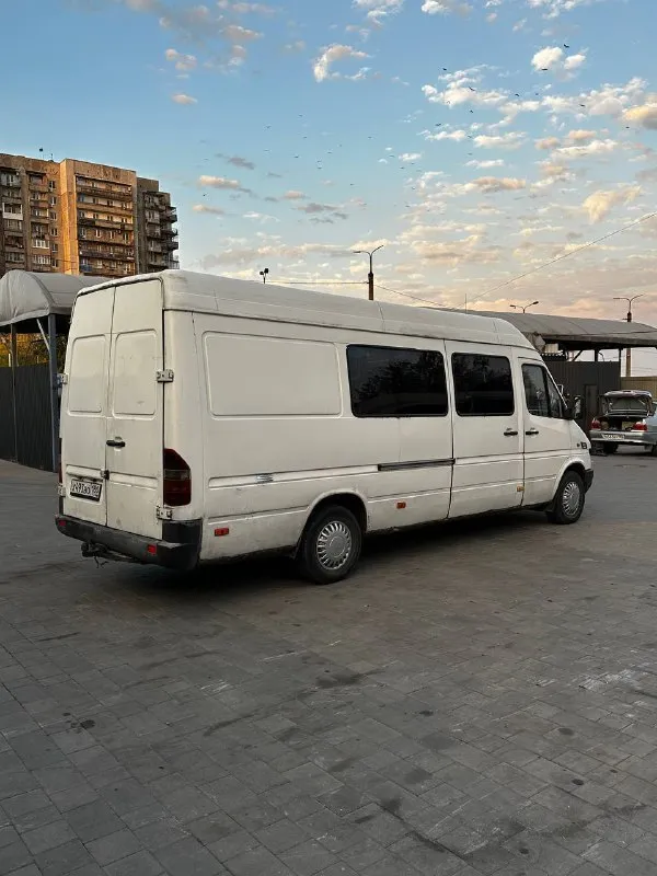 Продам отличный семейный автомобиль! mercedes sprinter 1998г, объем 2,9 дизель я являюсь собственником автомобиля! эксплуатировал бережно, все расходники менялись вовремя! состояние хорошое! двигатель шепчет! посторонних звуков нет! масло грамма не берет! коробка передач переключается как положено! без хрустов и вылетов! ходовая в норме! стуков скрипов и прочих посторонних звуков нету! по кузову все отлично! не ржавый не гнилой! в общем хороший хозяйский автомобиль! салончик очень опытный и ухоженный! документы чистые, переоформление без проблем! ценник: 550.000т/р торг имеется! тел: +7 (949) 730-86-27. тел: +7 (949) 730-86-35. 📲 tg: @herooo700 📞 звоните: +7(949)7308627 - фотография - 4