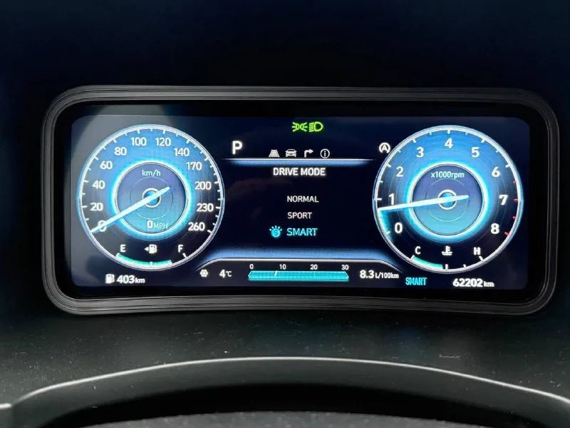 Hyundai kona n line год : 2022 месяц 11 двигатель : 1.6 турбо бензин⛽️ лошадиных сил: 195 🚀 привод : передний пробег : 62 тысячи километров коробка : автомат 🔥 диски : r 18 резина : два комплекта цвет : нардогрей комплектация: люк, подогревы сидений датчики слепых зон, без ключевой доступ, датчик давления в шинах, датчик дождя, датчик света, помощь при спускание с горы, жидкокристаллическая приборная понель, большая мульт медиа, штатная навигация 🗺️, климат контроль, круиз контроль, заводится с кнопки и пульта, различные режимы езды для двигателя и коробки, мульти руль, помощь в подруливание, система старт / стоп, электро регулировка сидений, линзовая оптика так как ( n line )это доп обвес черный потолок, черный пластик красная строчка по солону, другой руль и рукоятка кпп передний и задний бампер накладки на пороги и двери, диски в стиле - n line цена : 2.800 🍋 гос номер в подарок о 500 ма 180 донецк александр +7 (949) 392-66-28 📞 звоните: +7(949)3926628 - фотография - 10