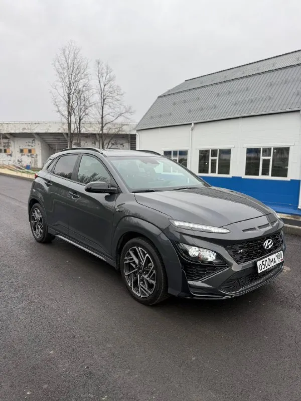Hyundai kona n line год : 2022 месяц 11 двигатель : 1.6 турбо бензин⛽️ лошадиных сил: 195 🚀 привод : передний пробег : 62 тысячи километров коробка : автомат 🔥 диски : r 18 резина : два комплекта цвет : нардогрей комплектация: люк, подогревы сидений датчики слепых зон, без ключевой доступ, датчик давления в шинах, датчик дождя, датчик света, помощь при спускание с горы, жидкокристаллическая приборная понель, большая мульт медиа, штатная навигация 🗺️, климат контроль, круиз контроль, заводится с кнопки и пульта, различные режимы езды для двигателя и коробки, мульти руль, помощь в подруливание, система старт / стоп, электро регулировка сидений, линзовая оптика так как ( n line )это доп обвес черный потолок, черный пластик красная строчка по солону, другой руль и рукоятка кпп передний и задний бампер накладки на пороги и двери, диски в стиле - n line цена : 2.800 🍋 гос номер в подарок о 500 ма 180 донецк александр +7 (949) 392-66-28 📞 звоните: +7(949)3926628 - фотография - 2