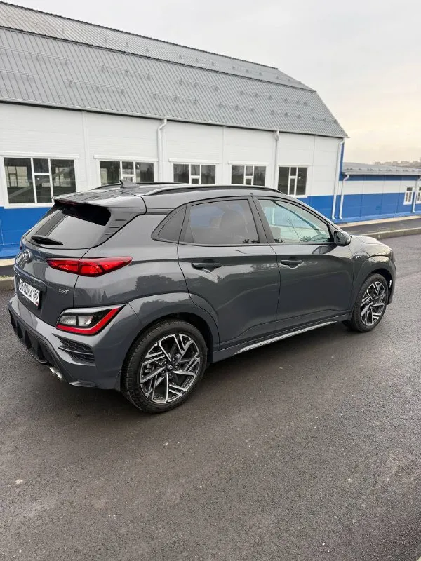 Hyundai kona n line год : 2022 месяц 11 двигатель : 1.6 турбо бензин⛽️ лошадиных сил: 195 🚀 привод : передний пробег : 62 тысячи километров коробка : автомат 🔥 диски : r 18 резина : два комплекта цвет : нардогрей комплектация: люк, подогревы сидений датчики слепых зон, без ключевой доступ, датчик давления в шинах, датчик дождя, датчик света, помощь при спускание с горы, жидкокристаллическая приборная понель, большая мульт медиа, штатная навигация 🗺️, климат контроль, круиз контроль, заводится с кнопки и пульта, различные режимы езды для двигателя и коробки, мульти руль, помощь в подруливание, система старт / стоп, электро регулировка сидений, линзовая оптика так как ( n line )это доп обвес черный потолок, черный пластик красная строчка по солону, другой руль и рукоятка кпп передний и задний бампер накладки на пороги и двери, диски в стиле - n line цена : 2.800 🍋 гос номер в подарок о 500 ма 180 донецк александр +7 (949) 392-66-28 📞 звоните: +7(949)3926628 - фотография - 3