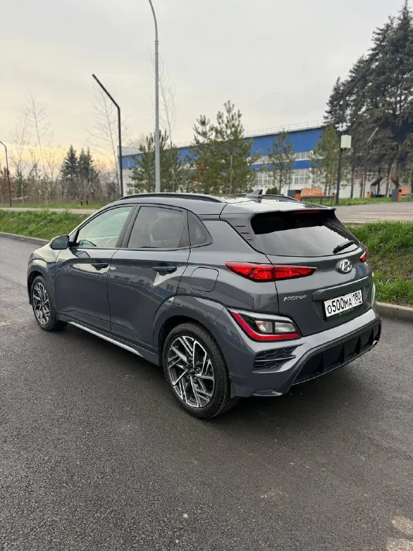Hyundai kona n line год : 2022 месяц 11 двигатель : 1.6 турбо бензин⛽️ лошадиных сил: 195 🚀 привод : передний пробег : 62 тысячи километров коробка : автомат 🔥 диски : r 18 резина : два комплекта цвет : нардогрей комплектация: люк, подогревы сидений датчики слепых зон, без ключевой доступ, датчик давления в шинах, датчик дождя, датчик света, помощь при спускание с горы, жидкокристаллическая приборная понель, большая мульт медиа, штатная навигация 🗺️, климат контроль, круиз контроль, заводится с кнопки и пульта, различные режимы езды для двигателя и коробки, мульти руль, помощь в подруливание, система старт / стоп, электро регулировка сидений, линзовая оптика так как ( n line )это доп обвес черный потолок, черный пластик красная строчка по солону, другой руль и рукоятка кпп передний и задний бампер накладки на пороги и двери, диски в стиле - n line цена : 2.800 🍋 гос номер в подарок о 500 ма 180 донецк александр +7 (949) 392-66-28 📞 звоните: +7(949)3926628 - фотография - 4