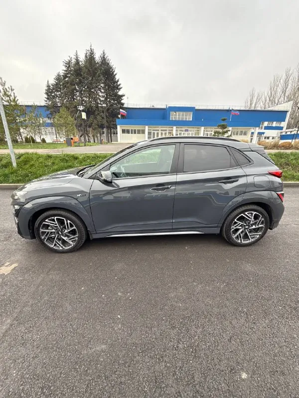 Hyundai kona n line год : 2022 месяц 11 двигатель : 1.6 турбо бензин⛽️ лошадиных сил: 195 🚀 привод : передний пробег : 62 тысячи километров коробка : автомат 🔥 диски : r 18 резина : два комплекта цвет : нардогрей комплектация: люк, подогревы сидений датчики слепых зон, без ключевой доступ, датчик давления в шинах, датчик дождя, датчик света, помощь при спускание с горы, жидкокристаллическая приборная понель, большая мульт медиа, штатная навигация 🗺️, климат контроль, круиз контроль, заводится с кнопки и пульта, различные режимы езды для двигателя и коробки, мульти руль, помощь в подруливание, система старт / стоп, электро регулировка сидений, линзовая оптика так как ( n line )это доп обвес черный потолок, черный пластик красная строчка по солону, другой руль и рукоятка кпп передний и задний бампер накладки на пороги и двери, диски в стиле - n line цена : 2.800 🍋 гос номер в подарок о 500 ма 180 донецк александр +7 (949) 392-66-28 📞 звоните: +7(949)3926628 - фотография - 5
