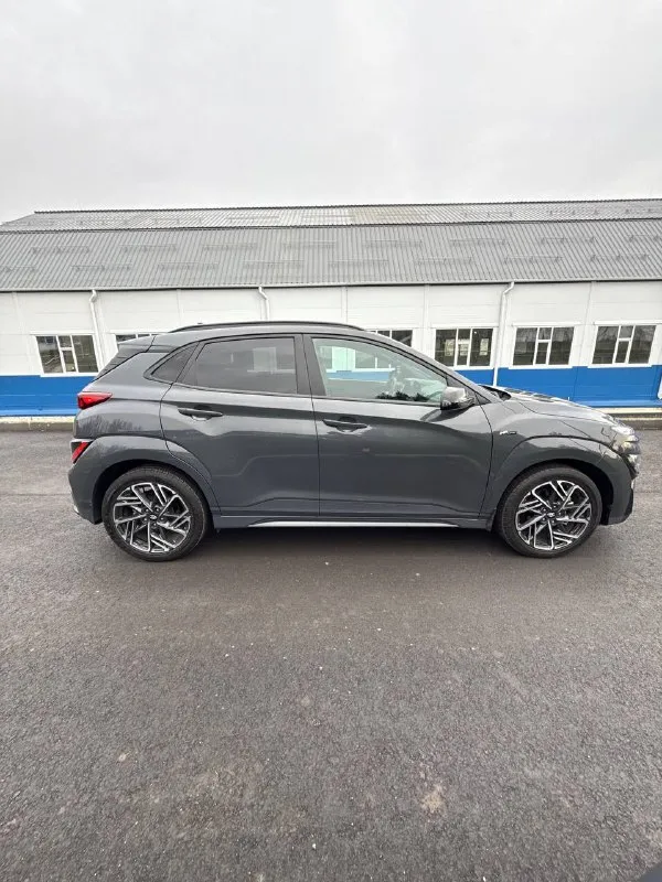 Hyundai kona n line год : 2022 месяц 11 двигатель : 1.6 турбо бензин⛽️ лошадиных сил: 195 🚀 привод : передний пробег : 62 тысячи километров коробка : автомат 🔥 диски : r 18 резина : два комплекта цвет : нардогрей комплектация: люк, подогревы сидений датчики слепых зон, без ключевой доступ, датчик давления в шинах, датчик дождя, датчик света, помощь при спускание с горы, жидкокристаллическая приборная понель, большая мульт медиа, штатная навигация 🗺️, климат контроль, круиз контроль, заводится с кнопки и пульта, различные режимы езды для двигателя и коробки, мульти руль, помощь в подруливание, система старт / стоп, электро регулировка сидений, линзовая оптика так как ( n line )это доп обвес черный потолок, черный пластик красная строчка по солону, другой руль и рукоятка кпп передний и задний бампер накладки на пороги и двери, диски в стиле - n line цена : 2.800 🍋 гос номер в подарок о 500 ма 180 донецк александр +7 (949) 392-66-28 📞 звоните: +7(949)3926628 - фотография - 6