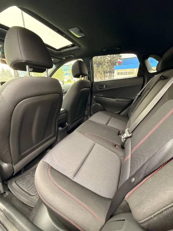 Hyundai kona n line год : 2022 месяц 11 двигатель : 1.6 турбо бензин⛽️ лошадиных сил: 195 🚀 привод : передний пробег : 62 тысячи километров коробка : автомат 🔥 диски : r 18 резина : два комплекта цвет : нардогрей комплектация: люк, подогревы сидений датчики слепых зон, без ключевой доступ, датчик давления в шинах, датчик дождя, датчик света, помощь при спускание с горы, жидкокристаллическая приборная понель, большая мульт медиа, штатная навигация 🗺️, климат контроль, круиз контроль, заводится с кнопки и пульта, различные режимы езды для двигателя и коробки, мульти руль, помощь в подруливание, система старт / стоп, электро регулировка сидений, линзовая оптика так как ( n line )это доп обвес черный потолок, черный пластик красная строчка по солону, другой руль и рукоятка кпп передний и задний бампер накладки на пороги и двери, диски в стиле - n line цена : 2.800 🍋 гос номер в подарок о 500 ма 180 донецк александр +7 (949) 392-66-28 📞 звоните: +7(949)3926628 - фотография - 7