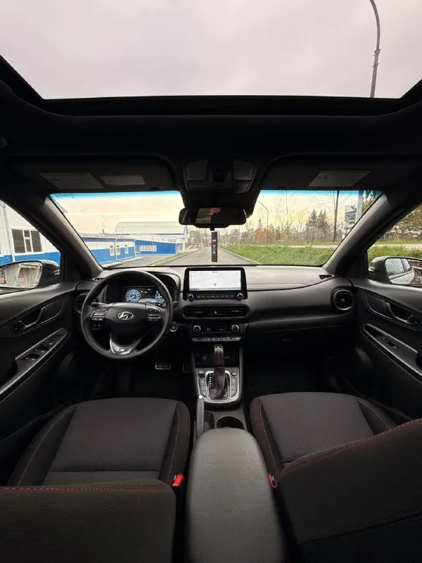 Hyundai kona n line год : 2022 месяц 11 двигатель : 1.6 турбо бензин⛽️ лошадиных сил: 195 🚀 привод : передний пробег : 62 тысячи километров коробка : автомат 🔥 диски : r 18 резина : два комплекта цвет : нардогрей комплектация: люк, подогревы сидений датчики слепых зон, без ключевой доступ, датчик давления в шинах, датчик дождя, датчик света, помощь при спускание с горы, жидкокристаллическая приборная понель, большая мульт медиа, штатная навигация 🗺️, климат контроль, круиз контроль, заводится с кнопки и пульта, различные режимы езды для двигателя и коробки, мульти руль, помощь в подруливание, система старт / стоп, электро регулировка сидений, линзовая оптика так как ( n line )это доп обвес черный потолок, черный пластик красная строчка по солону, другой руль и рукоятка кпп передний и задний бампер накладки на пороги и двери, диски в стиле - n line цена : 2.800 🍋 гос номер в подарок о 500 ма 180 донецк александр +7 (949) 392-66-28 📞 звоните: +7(949)3926628 - фотография - 8