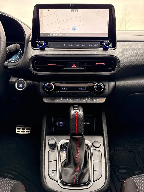 Hyundai kona n line год : 2022 месяц 11 двигатель : 1.6 турбо бензин⛽️ лошадиных сил: 195 🚀 привод : передний пробег : 62 тысячи километров коробка : автомат 🔥 диски : r 18 резина : два комплекта цвет : нардогрей комплектация: люк, подогревы сидений датчики слепых зон, без ключевой доступ, датчик давления в шинах, датчик дождя, датчик света, помощь при спускание с горы, жидкокристаллическая приборная понель, большая мульт медиа, штатная навигация 🗺️, климат контроль, круиз контроль, заводится с кнопки и пульта, различные режимы езды для двигателя и коробки, мульти руль, помощь в подруливание, система старт / стоп, электро регулировка сидений, линзовая оптика так как ( n line )это доп обвес черный потолок, черный пластик красная строчка по солону, другой руль и рукоятка кпп передний и задний бампер накладки на пороги и двери, диски в стиле - n line цена : 2.800 🍋 гос номер в подарок о 500 ма 180 донецк александр +7 (949) 392-66-28 📞 звоните: +7(949)3926628 - фотография - 9