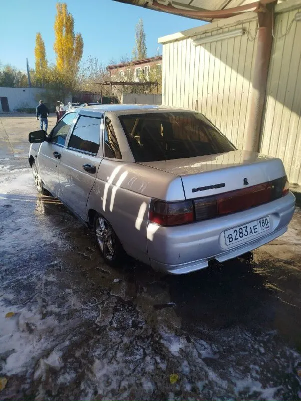 Продам ваз 2110 2004г, 8 клоп. цена: 140 тыс + торг. машину брал в феврале для работы, наездил на ней с того момента свыше 50 тыс километров. недавно ездил на ней в крым и москву, никаких проблем. лично вложил очень много денег в техническую часть. новое сцепление, гбц после ремонта, мотор масло не ест ни грамма, новый радиатор, грм, помпа. задние стойки и пружины свежие ss20. новый главный тормозной. новое лобовое, фары. новые передние ступичные подшипники, новая катушка, дпкв, патрубки на антифриз и тд. без серьезных дтп, шпаклевка только на одном элементе. установлен бортовой компьютер, передние электростеклоподъемники, сигнализация с автоматическим закрытием передних стекол. идеальной машины за эти деньги тоже не ждите, из основных минусов - уставшие от этой жизни пороги, подхрустывает 2 передача при резком переключении и подтекает радиатор печки, возможно патрубок на него, не дошли руки посмотреть. осмотр донецк, куйбышевский район телефон для связи: +79495108712 📞 звоните: +7(949)5108712 - фотография - 6