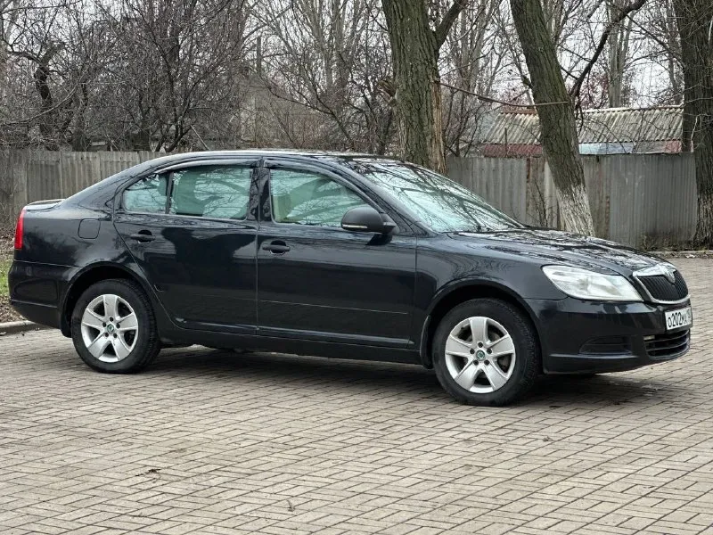 Продам skoda октавиа, 2013 года обьем двигателя 1.6mpi механика, едет очень мягко и бодро авто в отличном состоянии без вложений делать нечего не надо сел и поехал кузов в отличном состоянии в заводской краске ходовая отличная коробка переключается очень плавно и мягко днище в идеале по кузову без всяких рыжей и гнили, я владелец переоформление в мрео в месте свами цена 850.000 торг у капота реальному покупателю осмотр г. макеевка тел:+79491004146 📞 звоните: +7(949)1004146 - фотография - 2