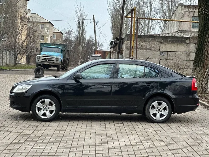 Продам skoda октавиа, 2013 года обьем двигателя 1.6mpi механика, едет очень мягко и бодро авто в отличном состоянии без вложений делать нечего не надо сел и поехал кузов в отличном состоянии в заводской краске ходовая отличная коробка переключается очень плавно и мягко днище в идеале по кузову без всяких рыжей и гнили, я владелец переоформление в мрео в месте свами цена 850.000 торг у капота реальному покупателю осмотр г. макеевка тел:+79491004146 📞 звоните: +7(949)1004146 - фотография - 4