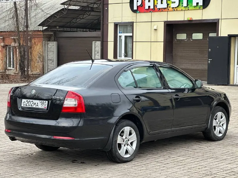 Продам skoda октавиа, 2013 года обьем двигателя 1.6mpi механика, едет очень мягко и бодро авто в отличном состоянии без вложений делать нечего не надо сел и поехал кузов в отличном состоянии в заводской краске ходовая отличная коробка переключается очень плавно и мягко днище в идеале по кузову без всяких рыжей и гнили, я владелец переоформление в мрео в месте свами цена 850.000 торг у капота реальному покупателю осмотр г. макеевка тел:+79491004146 📞 звоните: +7(949)1004146 - фотография - 5