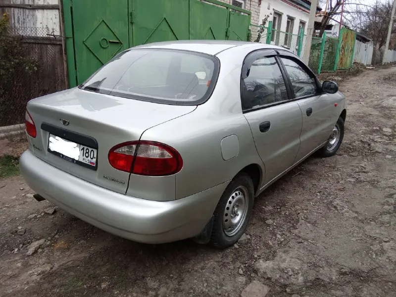 ❗️продажа от собственника❗️ daewoo lanos 2004 года выпуска (польский). я вторая владелица. родной пробег 177т. км в собственности с 2011 года. в дтп не участвовал, остекление все заводское. за время владения авто ни разу не подвел, всегда доставлял до места назначения. двс 1.5 работает ровно, не дымит, тянет отлично. 5 мкпп переключается без посторонних звуков. ходовая часть обслужена, отрабатывает неровности как положено. комплектация s. дистанционное открывание багажника и топливного бака (из салона). сигнализаторы включённых фар и непристёгнутого ремня безопасности водителя. обивка из ткани laid. обогрев заднего стекла. музыка с aux и bluetooth. установлена простая сигнализация. переобут на зимнюю резину. имеется комплект летних шин, на дисках. учёт российский на 180 регионе. 275т. р. торг все вопросы по телефону +7-979-079-63-60. авто находится в донецке, просмотр желательно после 18.00. или в выходные. - фотография - 2
