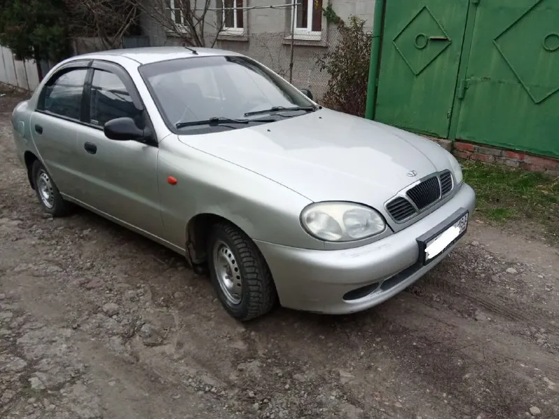 ❗️продажа от собственника❗️ daewoo lanos 2004 года выпуска (польский). я вторая владелица. родной пробег 177т. км в собственности с 2011 года. в дтп не участвовал, остекление все заводское. за время владения авто ни разу не подвел, всегда доставлял до места назначения. двс 1.5 работает ровно, не дымит, тянет отлично. 5 мкпп переключается без посторонних звуков. ходовая часть обслужена, отрабатывает неровности как положено. комплектация s. дистанционное открывание багажника и топливного бака (из салона). сигнализаторы включённых фар и непристёгнутого ремня безопасности водителя. обивка из ткани laid. обогрев заднего стекла. музыка с aux и bluetooth. установлена простая сигнализация. переобут на зимнюю резину. имеется комплект летних шин, на дисках. учёт российский на 180 регионе. 275т. р. торг все вопросы по телефону +7-979-079-63-60. авто находится в донецке, просмотр желательно после 18.00. или в выходные. - фотография - 3