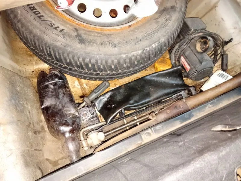 ❗️продажа от собственника❗️ daewoo lanos 2004 года выпуска (польский). я вторая владелица. родной пробег 177т. км в собственности с 2011 года. в дтп не участвовал, остекление все заводское. за время владения авто ни разу не подвел, всегда доставлял до места назначения. двс 1.5 работает ровно, не дымит, тянет отлично. 5 мкпп переключается без посторонних звуков. ходовая часть обслужена, отрабатывает неровности как положено. комплектация s. дистанционное открывание багажника и топливного бака (из салона). сигнализаторы включённых фар и непристёгнутого ремня безопасности водителя. обивка из ткани laid. обогрев заднего стекла. музыка с aux и bluetooth. установлена простая сигнализация. переобут на зимнюю резину. имеется комплект летних шин, на дисках. учёт российский на 180 регионе. 275т. р. торг все вопросы по телефону +7-979-079-63-60. авто находится в донецке, просмотр желательно после 18.00. или в выходные. - фотография - 5