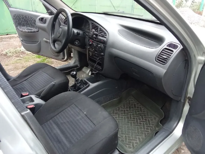 ❗️продажа от собственника❗️ daewoo lanos 2004 года выпуска (польский). я вторая владелица. родной пробег 177т. км в собственности с 2011 года. в дтп не участвовал, остекление все заводское. за время владения авто ни разу не подвел, всегда доставлял до места назначения. двс 1.5 работает ровно, не дымит, тянет отлично. 5 мкпп переключается без посторонних звуков. ходовая часть обслужена, отрабатывает неровности как положено. комплектация s. дистанционное открывание багажника и топливного бака (из салона). сигнализаторы включённых фар и непристёгнутого ремня безопасности водителя. обивка из ткани laid. обогрев заднего стекла. музыка с aux и bluetooth. установлена простая сигнализация. переобут на зимнюю резину. имеется комплект летних шин, на дисках. учёт российский на 180 регионе. 275т. р. торг все вопросы по телефону +7-979-079-63-60. авто находится в донецке, просмотр желательно после 18.00. или в выходные. - фотография - 7