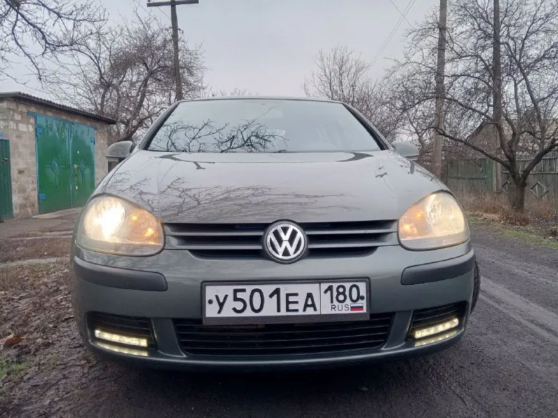 Продам гольф 5 2005 года. пробег 222500. мотор работает идеально без масложора, кпп механика. все скоростя включаются как положено. автомобиль без дтп, вся безопасность на месте( 8 подушек). кузов в заводском окрасе, без ржавчины и гнили в красивом цвете. по ходовой, двигателю, кпп всё ок. хорошая комплектация гур, 4 стеклоподъёмника, электрорегулировка зеркал ( с подогревом). кондиционер работает исправно. установлена магнитола андроид с навигацией, камерой заднего вида и т. д. автомобиль на оригинальных 16vag дисках, с новой зимней резиной. лето отдам в подарок. я собственник, любой вид оформления. цена 570 тыс. руб. горловка. +79493980186 +79494891855 - фотография - 2