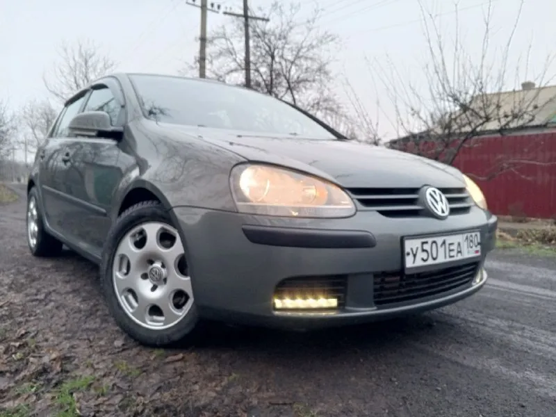 Продам гольф 5 2005 года. пробег 222500. мотор работает идеально без масложора, кпп механика. все скоростя включаются как положено. автомобиль без дтп, вся безопасность на месте( 8 подушек). кузов в заводском окрасе, без ржавчины и гнили в красивом цвете. по ходовой, двигателю, кпп всё ок. хорошая комплектация гур, 4 стеклоподъёмника, электрорегулировка зеркал ( с подогревом). кондиционер работает исправно. установлена магнитола андроид с навигацией, камерой заднего вида и т. д. автомобиль на оригинальных 16vag дисках, с новой зимней резиной. лето отдам в подарок. я собственник, любой вид оформления. цена 570 тыс. руб. горловка. +79493980186 +79494891855 - фотография - 3