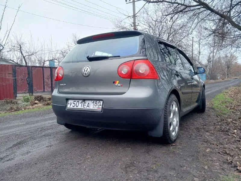 Продам гольф 5 2005 года. пробег 222500. мотор работает идеально без масложора, кпп механика. все скоростя включаются как положено. автомобиль без дтп, вся безопасность на месте( 8 подушек). кузов в заводском окрасе, без ржавчины и гнили в красивом цвете. по ходовой, двигателю, кпп всё ок. хорошая комплектация гур, 4 стеклоподъёмника, электрорегулировка зеркал ( с подогревом). кондиционер работает исправно. установлена магнитола андроид с навигацией, камерой заднего вида и т. д. автомобиль на оригинальных 16vag дисках, с новой зимней резиной. лето отдам в подарок. я собственник, любой вид оформления. цена 570 тыс. руб. горловка. +79493980186 +79494891855 - фотография - 4