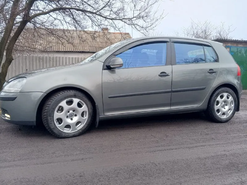 Продам гольф 5 2005 года. пробег 222500. мотор работает идеально без масложора, кпп механика. все скоростя включаются как положено. автомобиль без дтп, вся безопасность на месте( 8 подушек). кузов в заводском окрасе, без ржавчины и гнили в красивом цвете. по ходовой, двигателю, кпп всё ок. хорошая комплектация гур, 4 стеклоподъёмника, электрорегулировка зеркал ( с подогревом). кондиционер работает исправно. установлена магнитола андроид с навигацией, камерой заднего вида и т. д. автомобиль на оригинальных 16vag дисках, с новой зимней резиной. лето отдам в подарок. я собственник, любой вид оформления. цена 570 тыс. руб. горловка. +79493980186 +79494891855 - фотография - 5