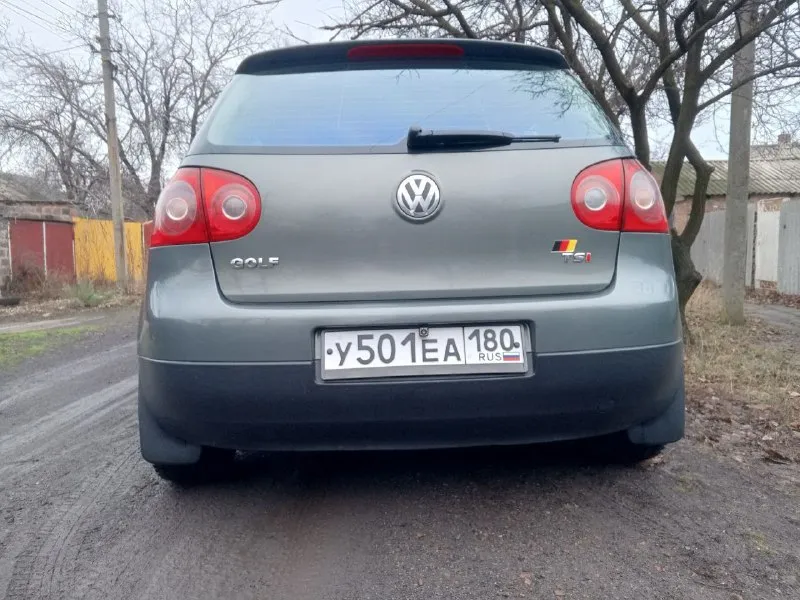 Продам гольф 5 2005 года. пробег 222500. мотор работает идеально без масложора, кпп механика. все скоростя включаются как положено. автомобиль без дтп, вся безопасность на месте( 8 подушек). кузов в заводском окрасе, без ржавчины и гнили в красивом цвете. по ходовой, двигателю, кпп всё ок. хорошая комплектация гур, 4 стеклоподъёмника, электрорегулировка зеркал ( с подогревом). кондиционер работает исправно. установлена магнитола андроид с навигацией, камерой заднего вида и т. д. автомобиль на оригинальных 16vag дисках, с новой зимней резиной. лето отдам в подарок. я собственник, любой вид оформления. цена 570 тыс. руб. горловка. +79493980186 +79494891855 - фотография - 6