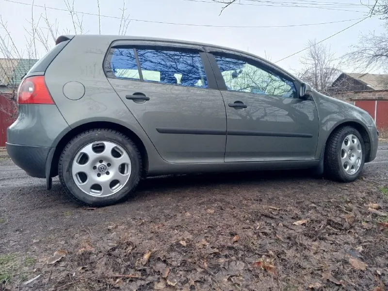 Продам гольф 5 2005 года. пробег 222500. мотор работает идеально без масложора, кпп механика. все скоростя включаются как положено. автомобиль без дтп, вся безопасность на месте( 8 подушек). кузов в заводском окрасе, без ржавчины и гнили в красивом цвете. по ходовой, двигателю, кпп всё ок. хорошая комплектация гур, 4 стеклоподъёмника, электрорегулировка зеркал ( с подогревом). кондиционер работает исправно. установлена магнитола андроид с навигацией, камерой заднего вида и т. д. автомобиль на оригинальных 16vag дисках, с новой зимней резиной. лето отдам в подарок. я собственник, любой вид оформления. цена 570 тыс. руб. горловка. +79493980186 +79494891855 - фотография - 8