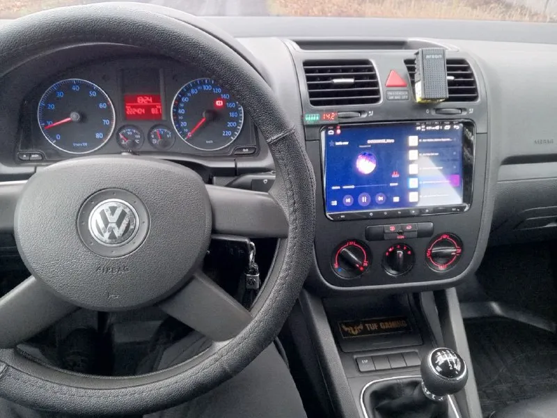 Продам гольф 5 2005 года. пробег 222500. мотор работает идеально без масложора, кпп механика. все скоростя включаются как положено. автомобиль без дтп, вся безопасность на месте( 8 подушек). кузов в заводском окрасе, без ржавчины и гнили в красивом цвете. по ходовой, двигателю, кпп всё ок. хорошая комплектация гур, 4 стеклоподъёмника, электрорегулировка зеркал ( с подогревом). кондиционер работает исправно. установлена магнитола андроид с навигацией, камерой заднего вида и т. д. автомобиль на оригинальных 16vag дисках, с новой зимней резиной. лето отдам в подарок. я собственник, любой вид оформления. цена 570 тыс. руб. горловка. +79493980186 +79494891855 - фотография - 9