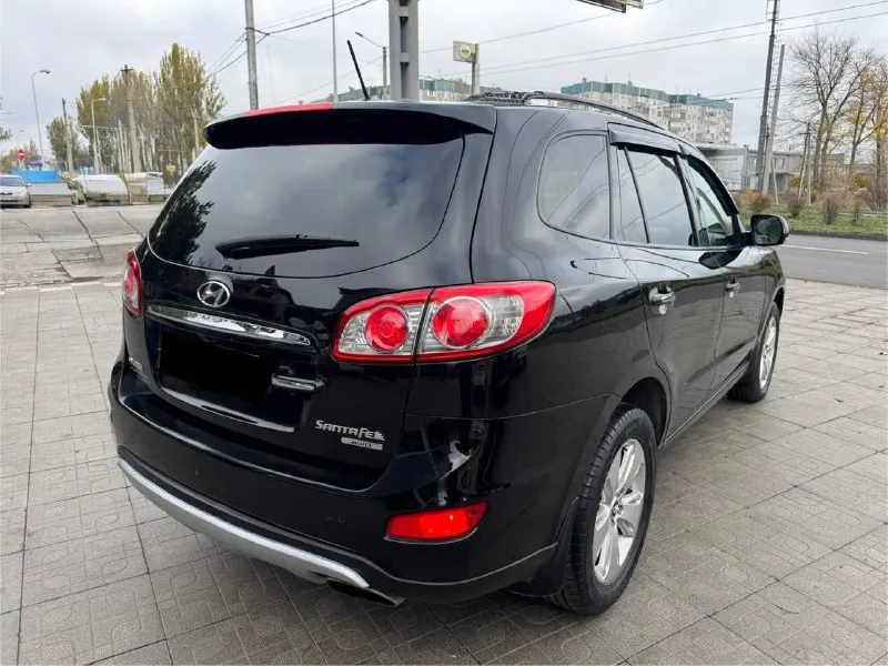 Продам хундай сантафе в идеальном состоянии 2012 года мотор 2.4 бензин коробка акпп идеально пробег 214 000 км. мотор работает отлично салон кожаный подогревы всех 4 сидений электропривод сидений старт стоп без ключевой доступ круиз контроль, мульти руль, климат контроль два ключа полный привод 4 стекло подъемника музыка новый генератор, и помпа. г. донецк оформление в мрэо тел. .+79495325914 цена 1220 руб. - фотография - 2