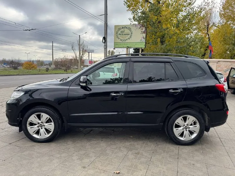 Продам хундай сантафе в идеальном состоянии 2012 года мотор 2.4 бензин коробка акпп идеально пробег 214 000 км. мотор работает отлично салон кожаный подогревы всех 4 сидений электропривод сидений старт стоп без ключевой доступ круиз контроль, мульти руль, климат контроль два ключа полный привод 4 стекло подъемника музыка новый генератор, и помпа. г. донецк оформление в мрэо тел. .+79495325914 цена 1220 руб. - фотография - 5