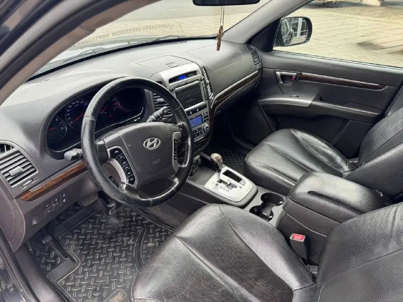 Продам хундай сантафе в идеальном состоянии 2012 года мотор 2.4 бензин коробка акпп идеально пробег 214 000 км. мотор работает отлично салон кожаный подогревы всех 4 сидений электропривод сидений старт стоп без ключевой доступ круиз контроль, мульти руль, климат контроль два ключа полный привод 4 стекло подъемника музыка новый генератор, и помпа. г. донецк оформление в мрэо тел. .+79495325914 цена 1220 руб. - фотография - 6