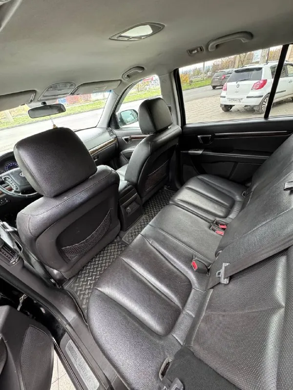 Продам хундай сантафе в идеальном состоянии 2012 года мотор 2.4 бензин коробка акпп идеально пробег 214 000 км. мотор работает отлично салон кожаный подогревы всех 4 сидений электропривод сидений старт стоп без ключевой доступ круиз контроль, мульти руль, климат контроль два ключа полный привод 4 стекло подъемника музыка новый генератор, и помпа. г. донецк оформление в мрэо тел. .+79495325914 цена 1220 руб. - фотография - 7