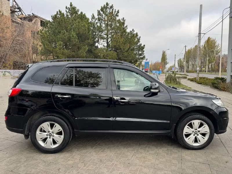 Продам хундай сантафе в идеальном состоянии 2012 года мотор 2.4 бензин коробка акпп идеально пробег 214 000 км. мотор работает отлично салон кожаный подогревы всех 4 сидений электропривод сидений старт стоп без ключевой доступ круиз контроль, мульти руль, климат контроль два ключа полный привод 4 стекло подъемника музыка новый генератор, и помпа. г. донецк оформление в мрэо тел. .+79495325914 цена 1220 руб. - фотография - 8