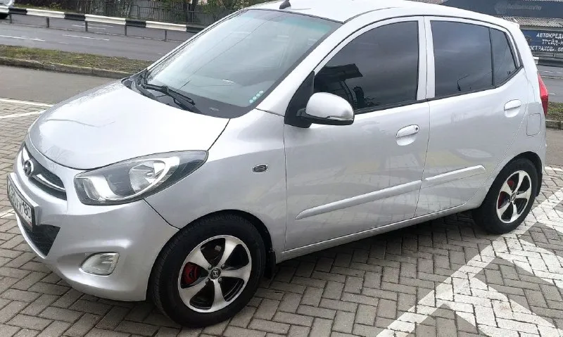 Продаётся hyundai i10 1.2 автомат 85 л. с. рестайлинг 2012 года выпуска в максимальной комплектации, пробег 61 000 км. , вторая машина в семье, пробег реальный, любые проверки за ваш счёт, хорошее состояние, есть небольшие, возрастные недочеты по кузову, экономичное авто, для комфортной езды есть всё, двухдиновая магнитола, камера заднего вида, парктроники, громкая связь по bluetooth, в комплекте отдам 14 титаны с новой летней резиной, заводские штампы с фирменными колпаками на новой зимней резине (шипы) и б/у зимняя резина, с продажей не спешу, свои цены не предлагать, небольшой торг у капота. цена 1 100 000 руб. осмотр, г. донецк днр. телефон: +79491061984 📞 звоните: +7(949)1061984 - фотография - 2