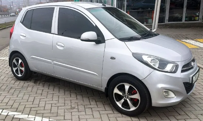 Продаётся hyundai i10 1.2 автомат 85 л. с. рестайлинг 2012 года выпуска в максимальной комплектации, пробег 61 000 км. , вторая машина в семье, пробег реальный, любые проверки за ваш счёт, хорошее состояние, есть небольшие, возрастные недочеты по кузову, экономичное авто, для комфортной езды есть всё, двухдиновая магнитола, камера заднего вида, парктроники, громкая связь по bluetooth, в комплекте отдам 14 титаны с новой летней резиной, заводские штампы с фирменными колпаками на новой зимней резине (шипы) и б/у зимняя резина, с продажей не спешу, свои цены не предлагать, небольшой торг у капота. цена 1 100 000 руб. осмотр, г. донецк днр. телефон: +79491061984 📞 звоните: +7(949)1061984 - фотография - 3