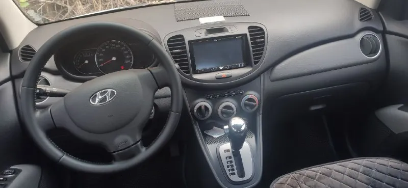 Продаётся hyundai i10 1.2 автомат 85 л. с. рестайлинг 2012 года выпуска в максимальной комплектации, пробег 61 000 км. , вторая машина в семье, пробег реальный, любые проверки за ваш счёт, хорошее состояние, есть небольшие, возрастные недочеты по кузову, экономичное авто, для комфортной езды есть всё, двухдиновая магнитола, камера заднего вида, парктроники, громкая связь по bluetooth, в комплекте отдам 14 титаны с новой летней резиной, заводские штампы с фирменными колпаками на новой зимней резине (шипы) и б/у зимняя резина, с продажей не спешу, свои цены не предлагать, небольшой торг у капота. цена 1 100 000 руб. осмотр, г. донецк днр. телефон: +79491061984 📞 звоните: +7(949)1061984 - фотография - 5